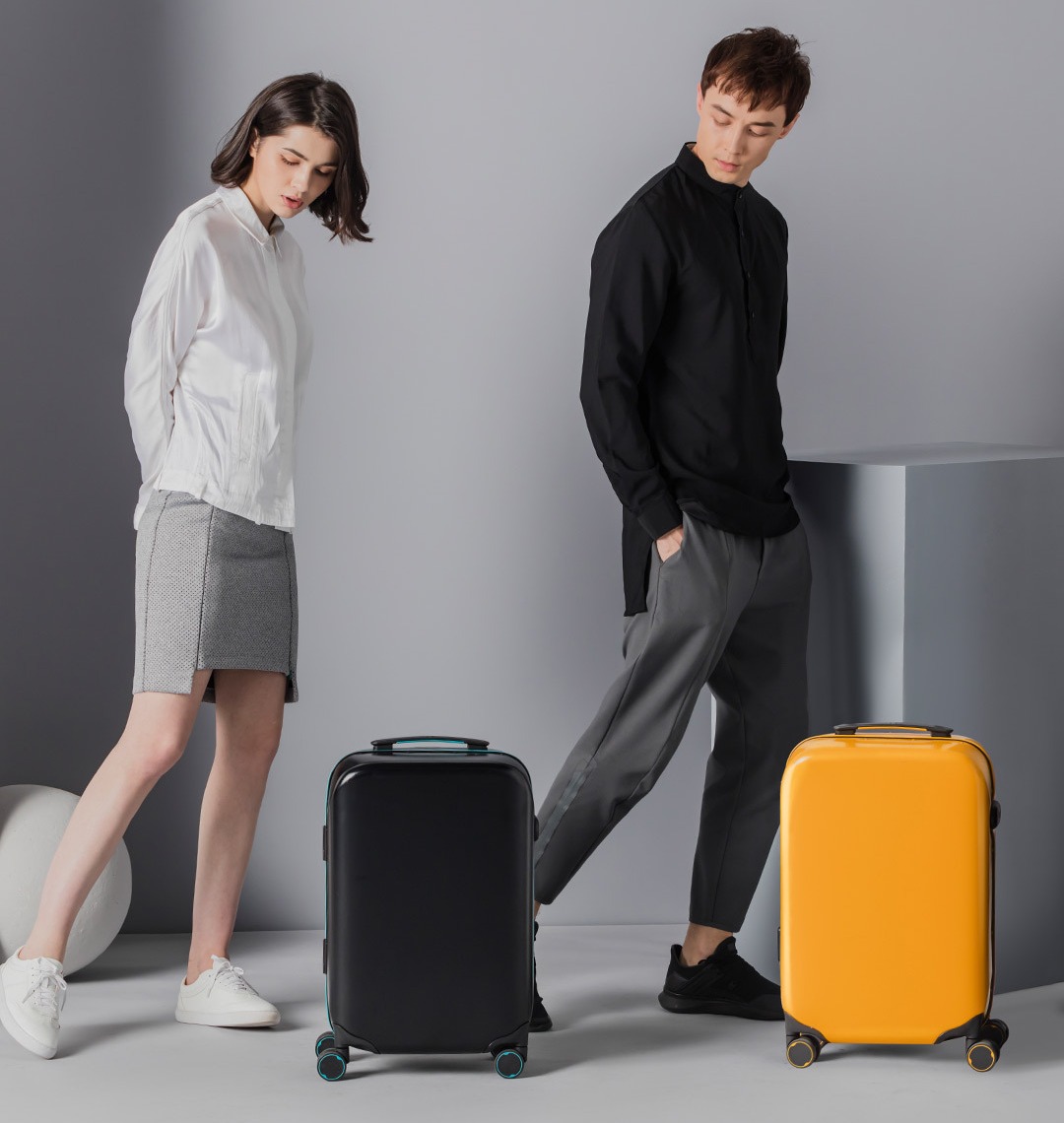Чемодан Xiaomi Ninetygo Iceland Smart Unlock Suitcase парень и девушка