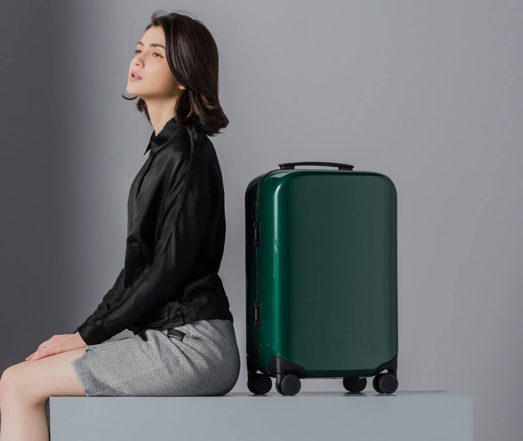 Валіза Xiaomi Ninetygo Iceland Smart Unlock Suitcase дівчина біля валізи