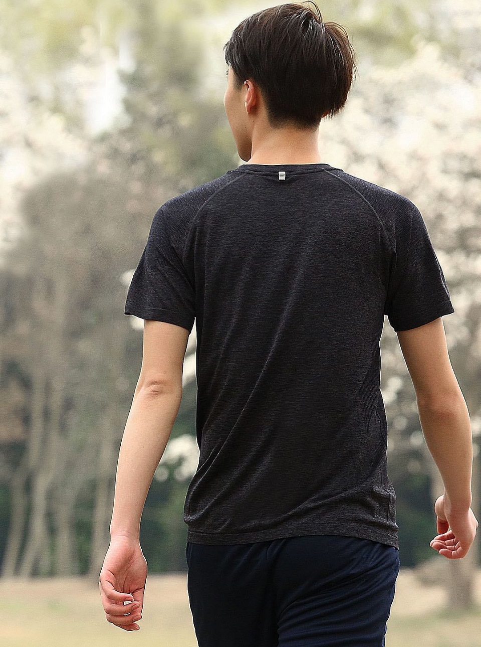 Футболка Runmi 90 points T-shirt Man молода людина у футболці вид зі спини