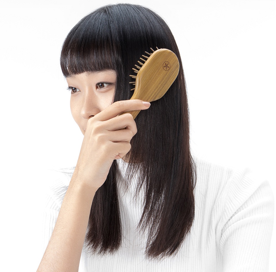 Масажний гребінець для волосся SMATE Care Massage Comb дівчина розчісує волосся