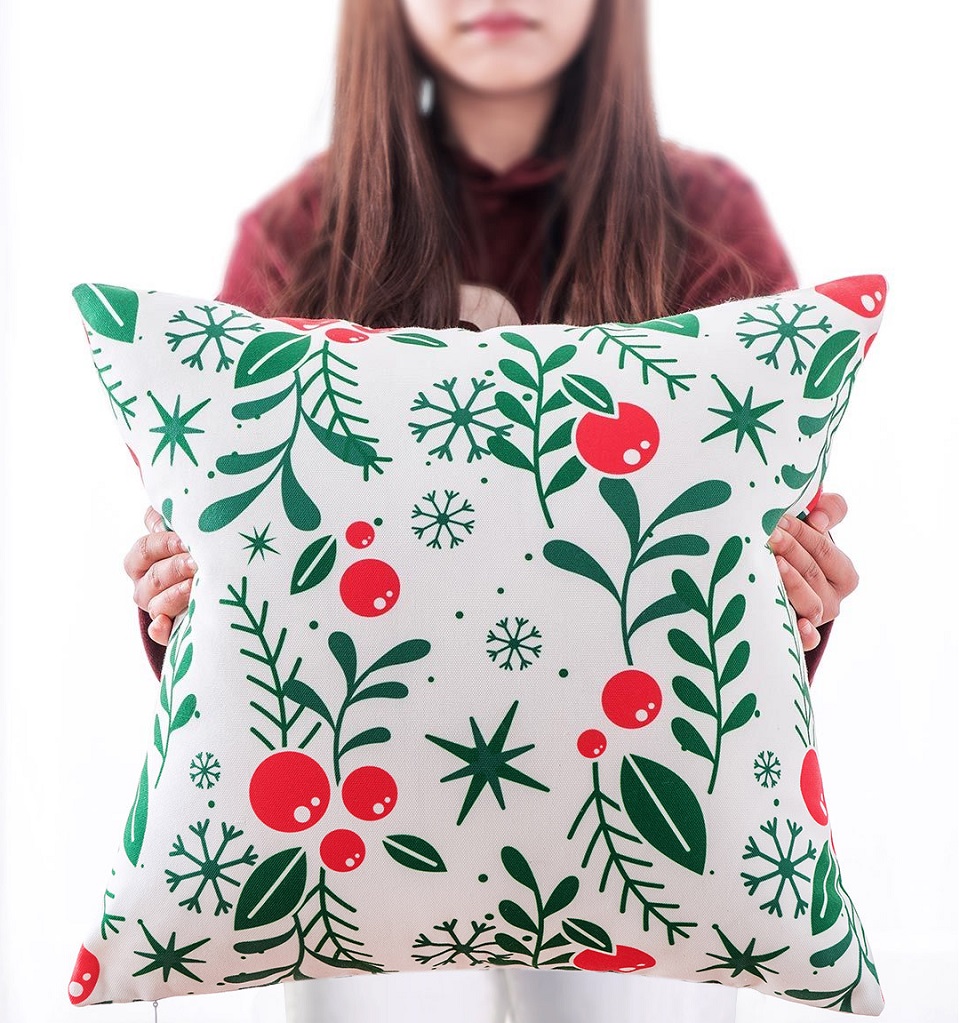 Подушка Tonight Cotton Christmas pillow 45 * 45 см в руках користувача