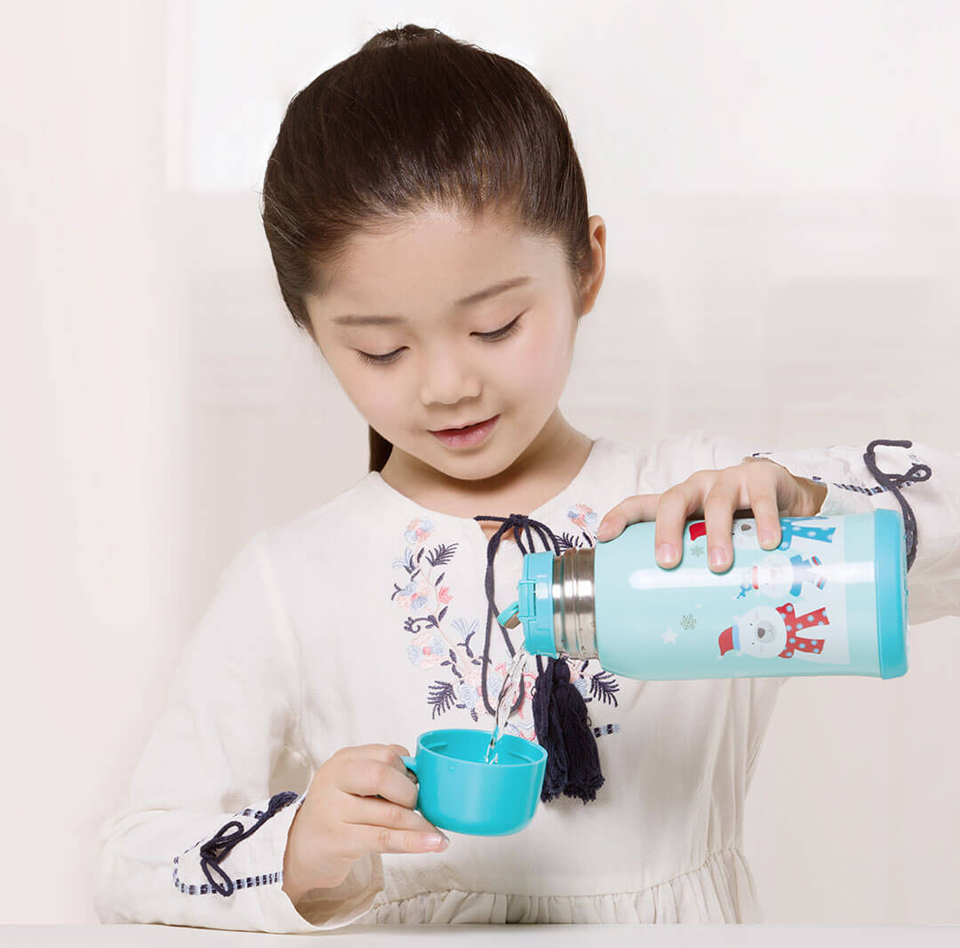 Термос Viomi Children Vacuum Flask Blue 590 ml девочка наливает воду в крышку изделия