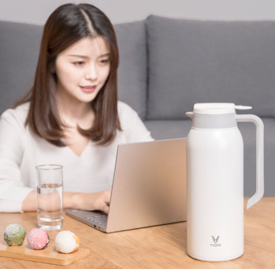 Термос Viomi stainless vacuum cup Black 1500 ml и девушка за ноутбуком