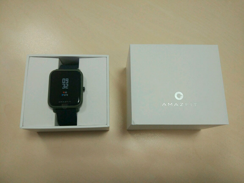 AmazfitBipvsWeloop упаковка розумного годинника