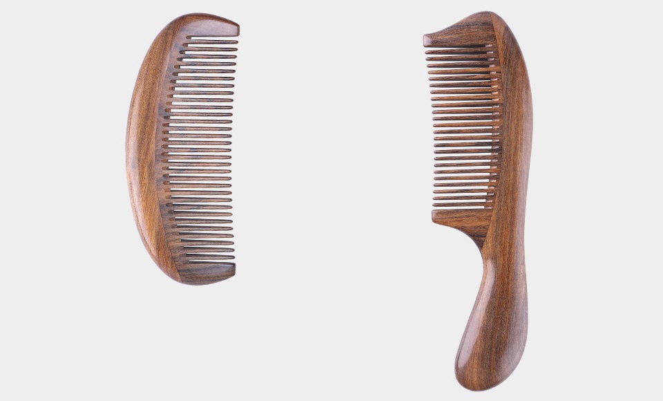 Дерев'яний гребінець для волосся XIN ZHI з сандалу крупним планом