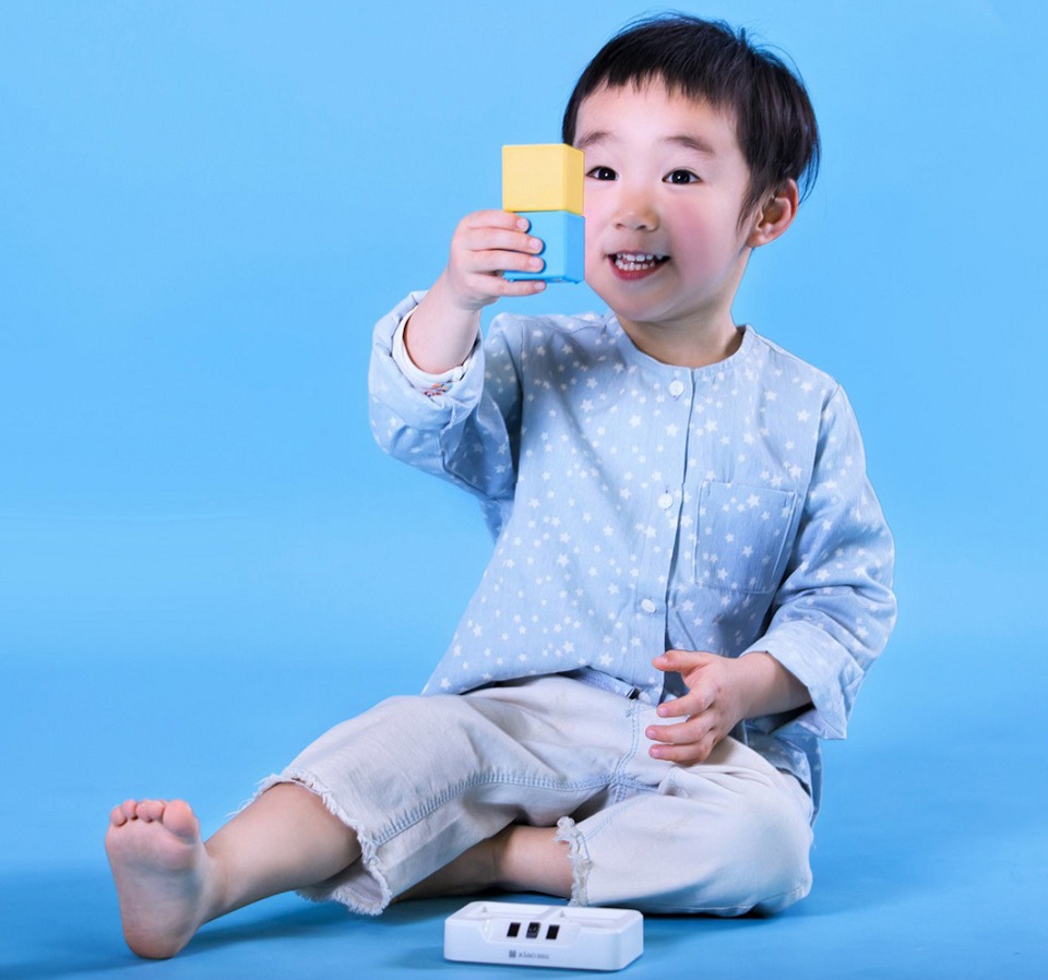 Дитячі розумні кубики Xiao mu Wooden Smart body building blocks дитина дивиться на дисплей