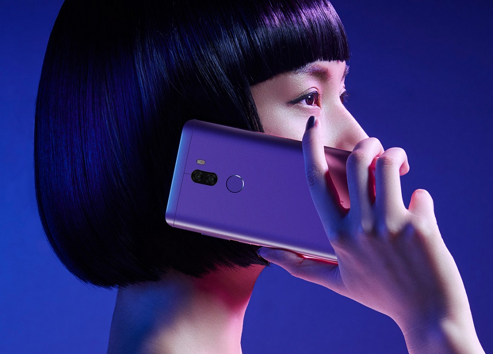 Смартфон Xiaomi Mi 5s Plus дівчина демонструє розмову по смартфону