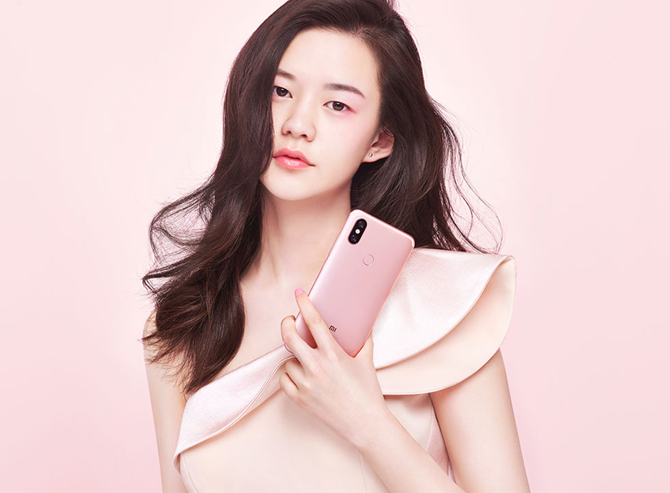 Смартфон Xiaomi Mi 6X дівчина з рожевим смартфоном