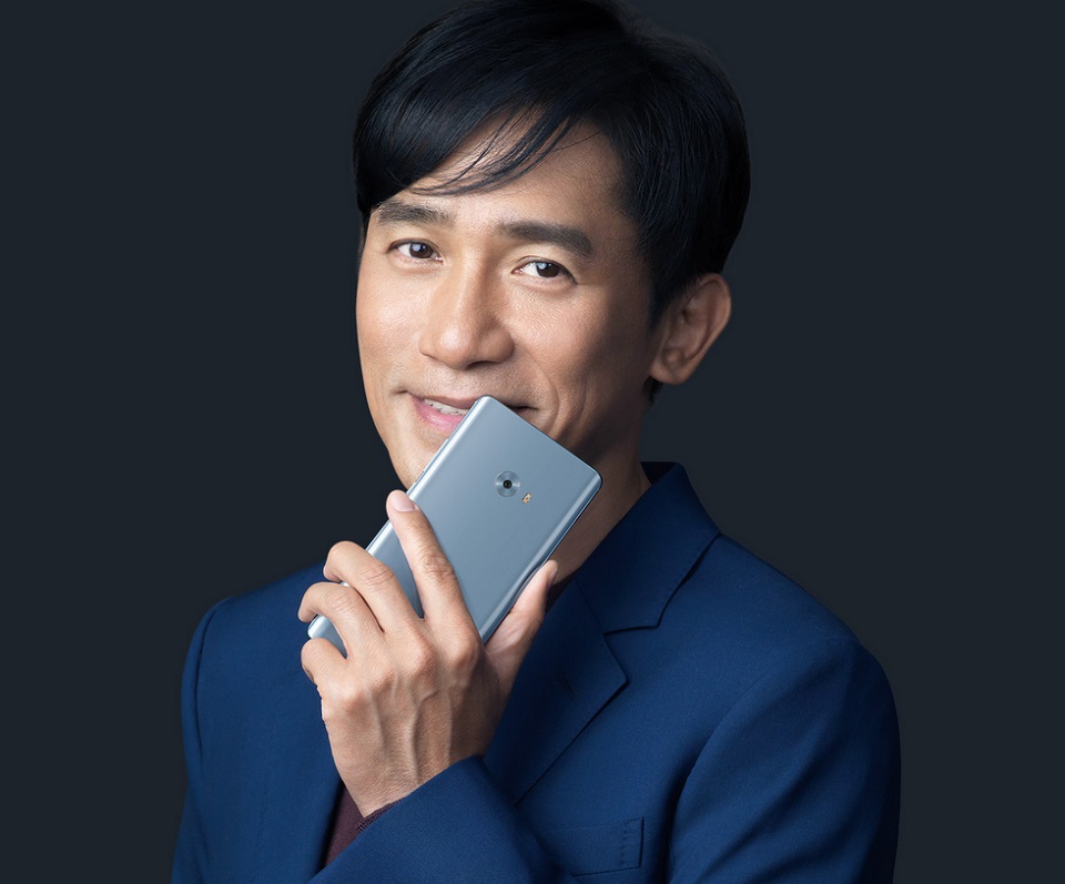 Смартфон Xiaomi Mi Note 2 в руке мужчины