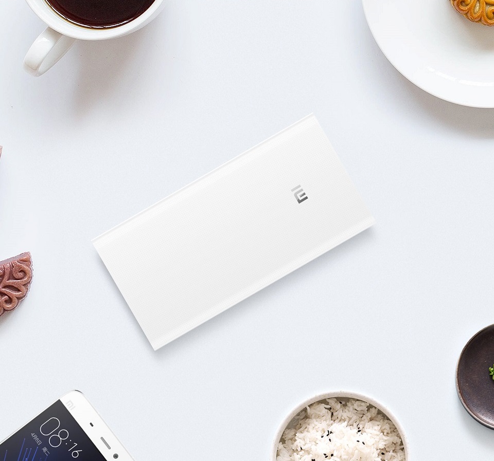Універсальна батарея Xiaomi Mi power bank 2 White 20000mAh серед обіднього столу