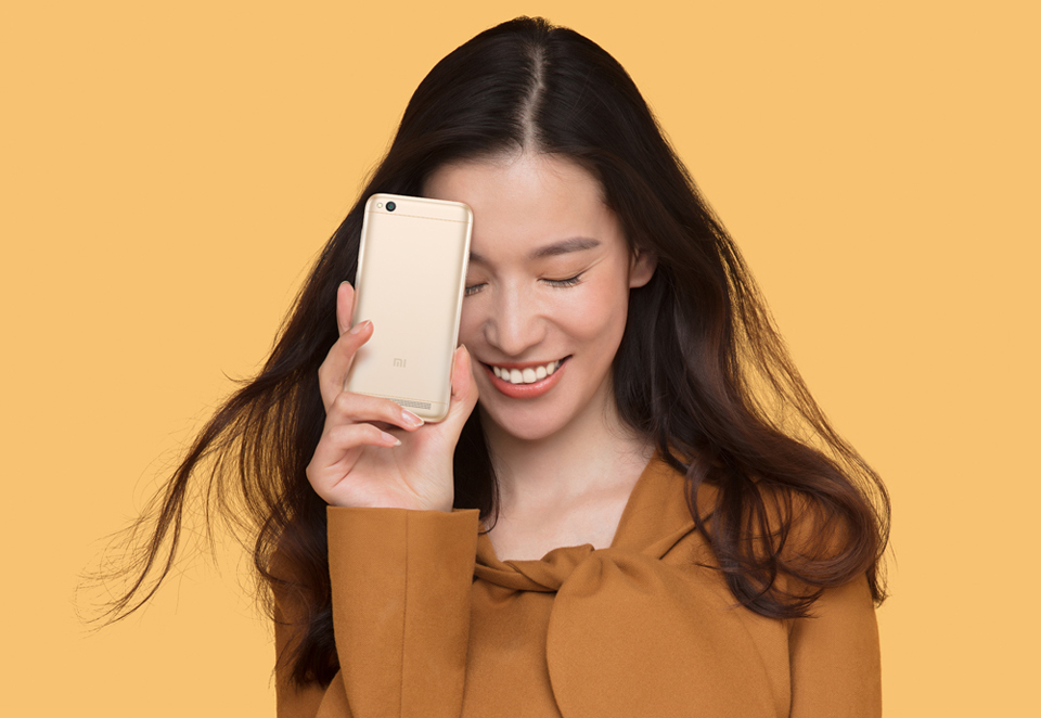 Смартфон Xiaomi Redmi 5A зі смартфоном сміється