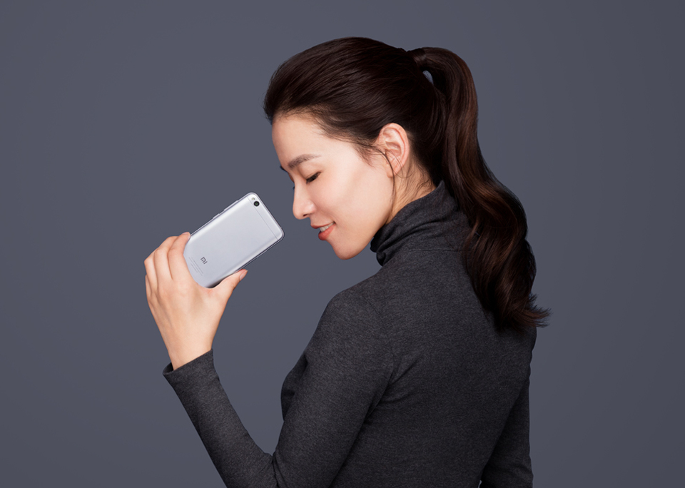 Смартфон Xiaomi Redmi 5A дівчина тримає смартфон