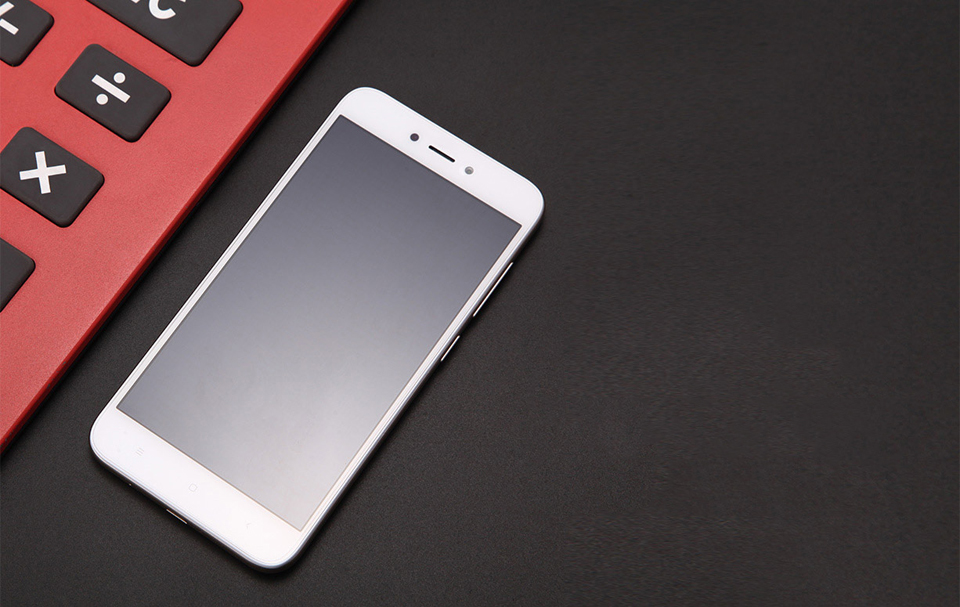 Захисна плівка Xiaomi Redmi 5A High permeability Screenprotector на екрані смартфона