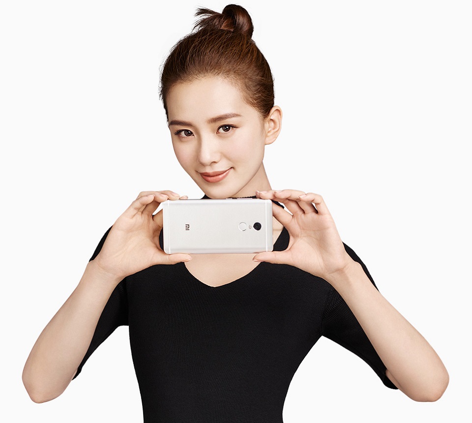 Смартфон Xiaomi Redmi Note 4 Black 3/64 Gb девушка со смартфоном в руках