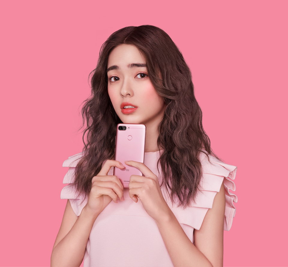 Смартфон Xiaomi Redmi 6 дівчина з рожевим смартфоном в руках