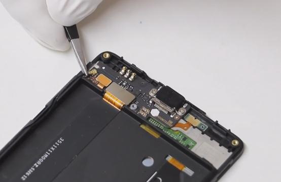 Разборка Xiaomi Mi4C - отсоединяем радиочастотную линию
