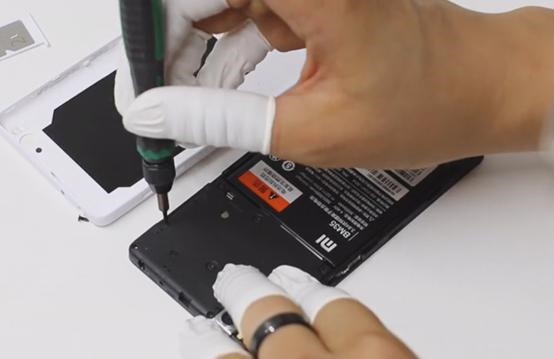 Разборка Xiaomi Mi4C - откручиваем задний бампер (объединительную плату)