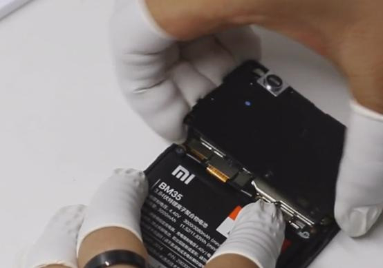 Разборка Xiaomi Mi4C - снимаем задний бампер (объединительную плату)