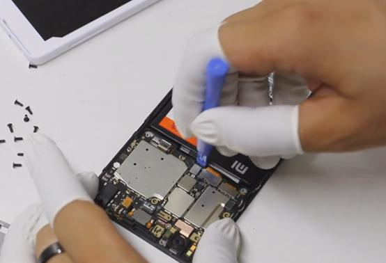 Разборка Xiaomi Mi4C - отсоединяем кабель батареи