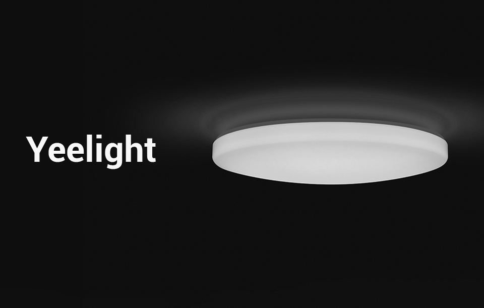 Лампа Yeelight LED Ceiling Light світить на чорному фоні