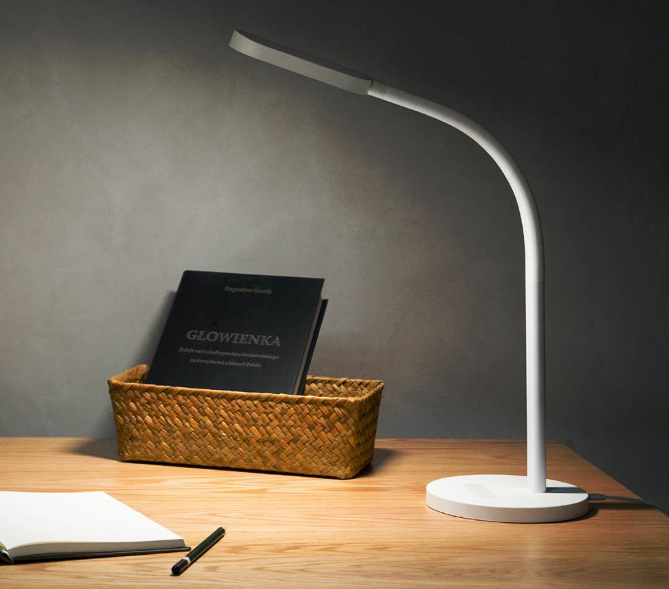 Настільна лампа Yeelight Led Table Lamp в кімнаті на столі