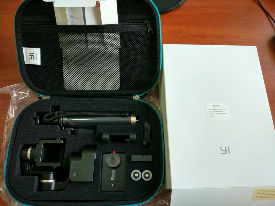 Комплектация Xiaomi Yi 4K Night Black и стабилизируемой стедикамом YI Handheld Gimbal
