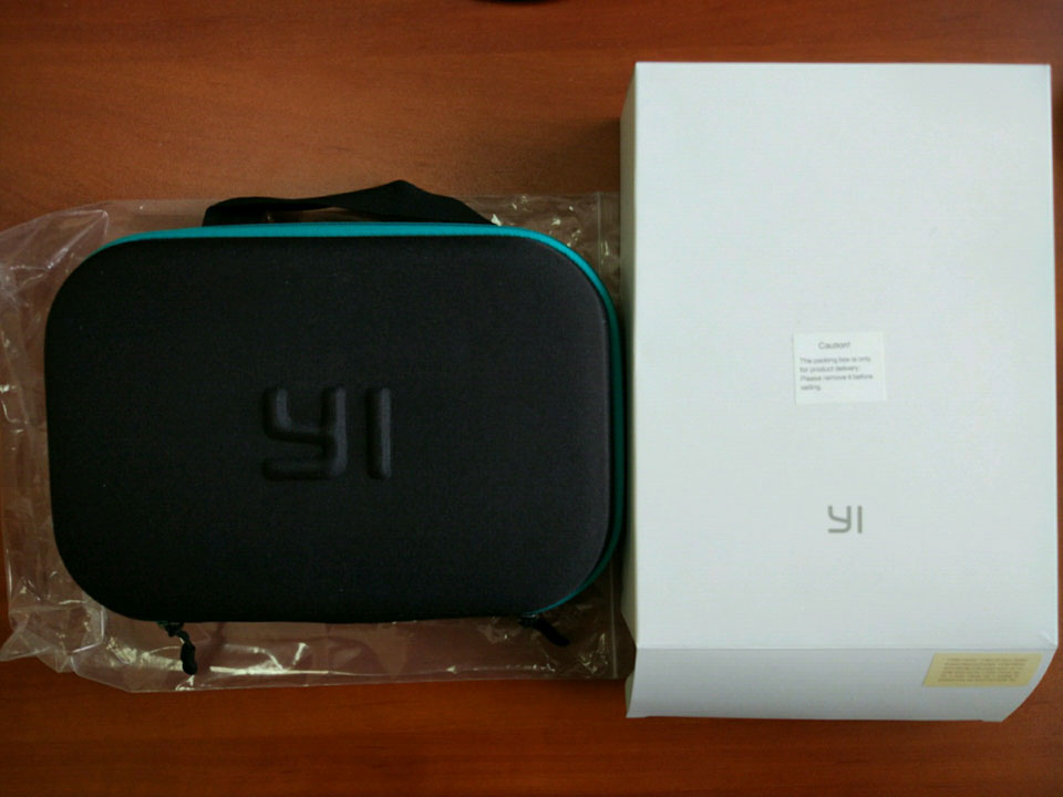 Упаковка Xiaomi Yi 4K Night Black и стабилизируемой стедикамом YI Handheld Gimbal