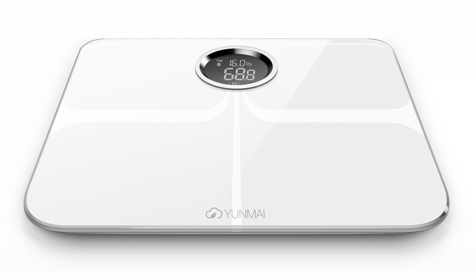 Весы Yunmai Premium Smart Scale белого цвета с изображением результатов взвешивания на LCD дисплее