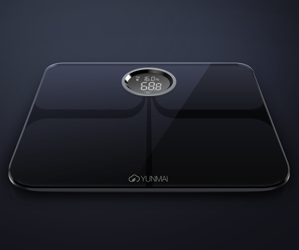 Ваги Yunmai Premium Smart Scale чорного кольору із зображенням результатів зважування на LCD дисплеї