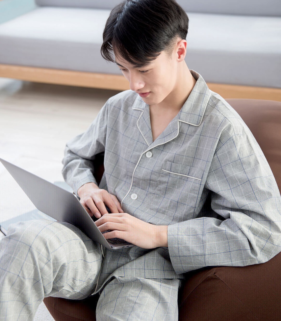 Піжама чоловіча ZaxArt Plaid Cotton Grey користувач в піжамі за ноутбуком