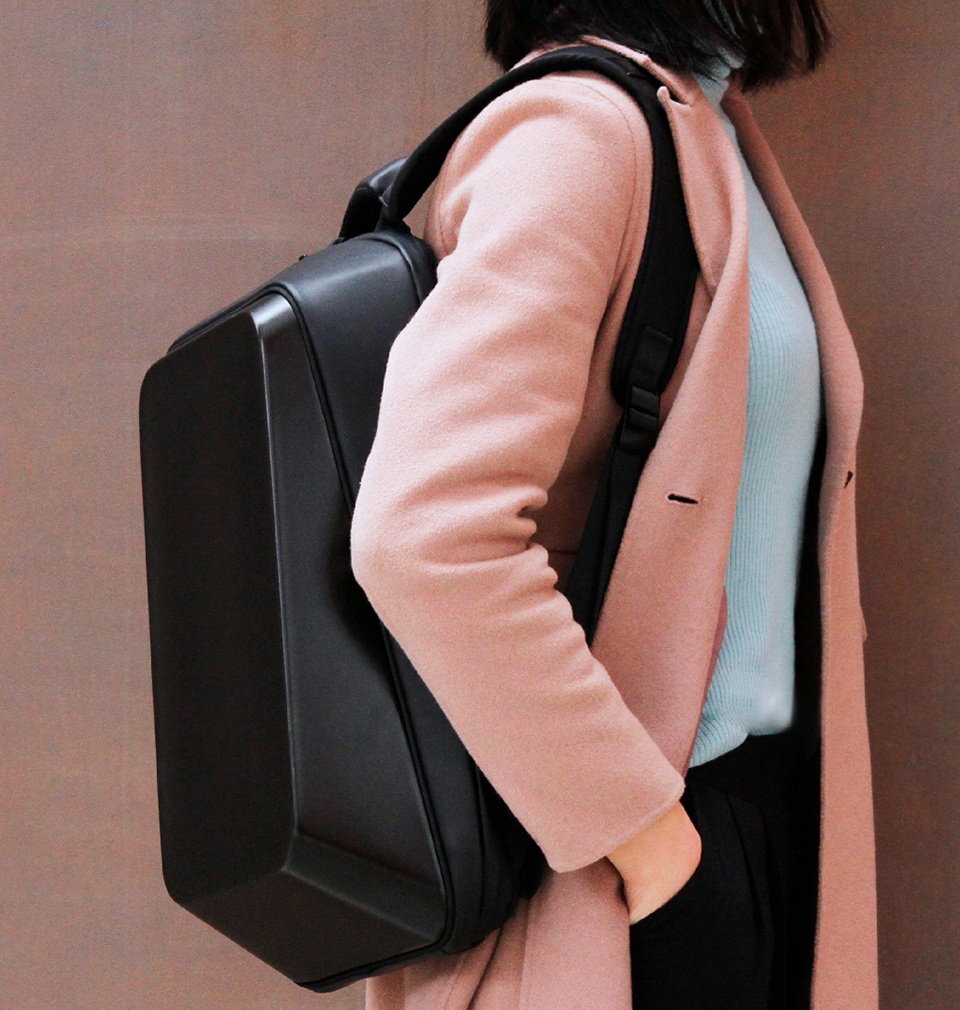Рюкзак BEABORN Black Shoulder Bag дівчина з рюкзаком