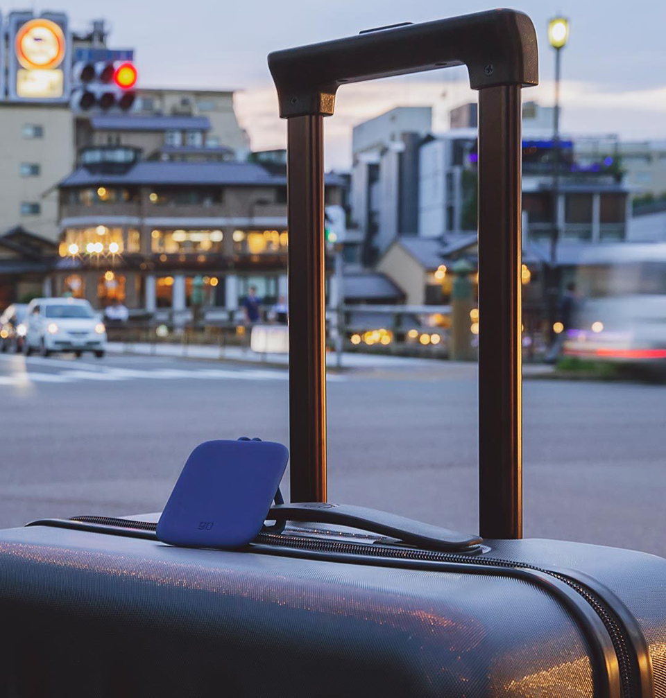 Бирка Bright Silicone Luggage tag на чемодане на улице