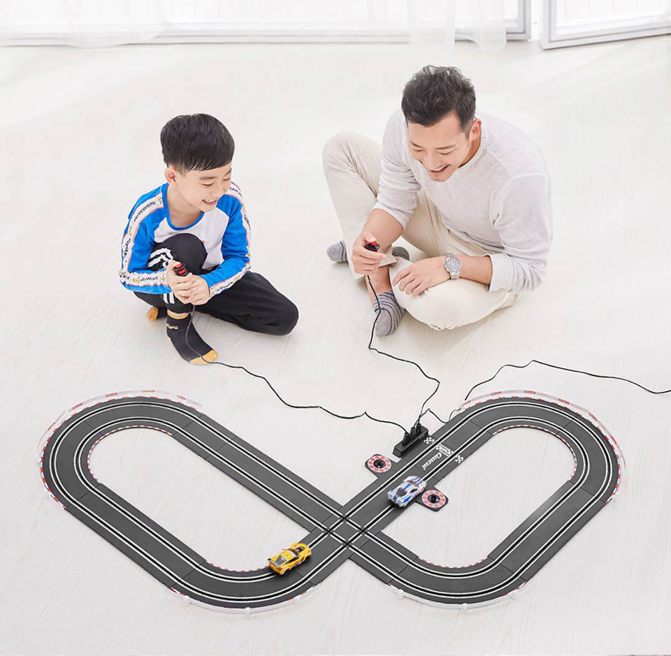 Автотрек CARRERA GO Racing Track Set папа с ребенком гоняет