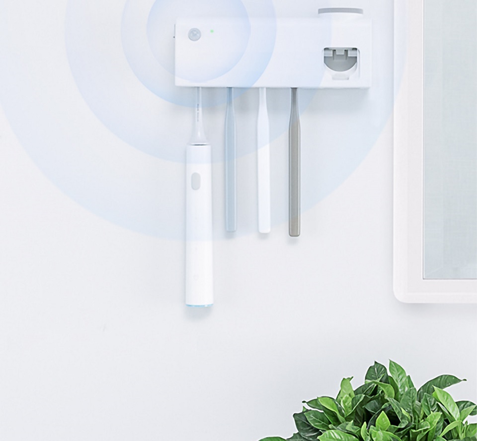 Стерилизатор, держатель зубных щеток с UF Xiaomi Dr.Meng White MKKJ01 установлен на стене