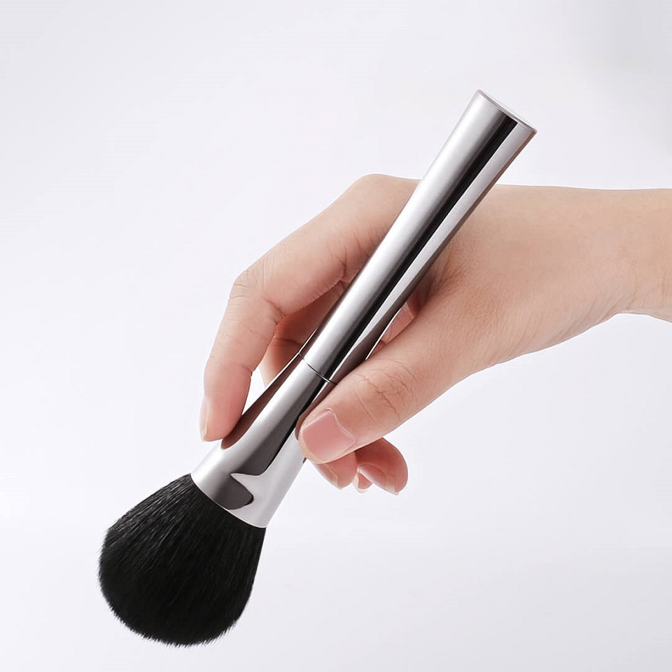 Набор кисточек для макияжа Xiaomi DUcare High-end Brushes (Pack of 6pcs) U602-B-XM в руке у пользователя