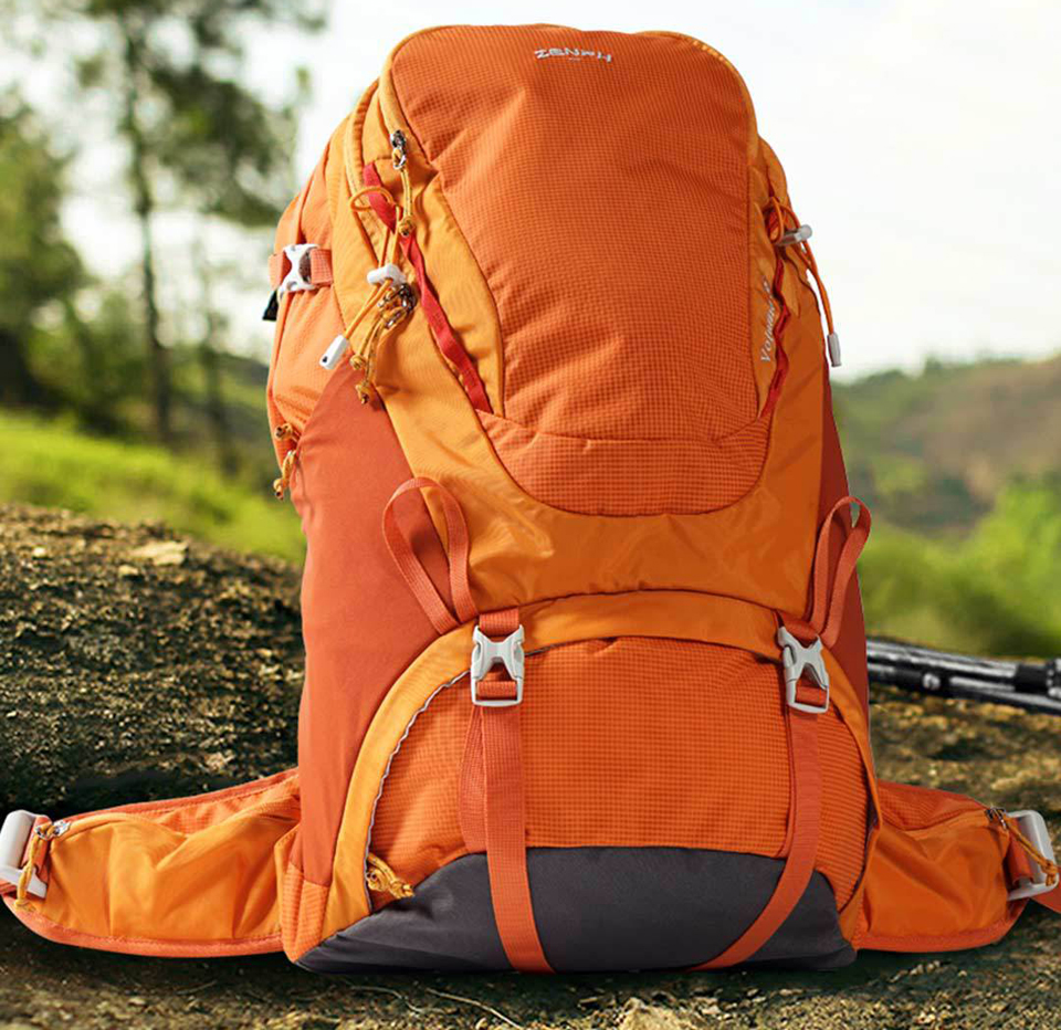 Туристичний рюкзак Early Wind HC Outdoor Mountaineering Bag стоїть на землі