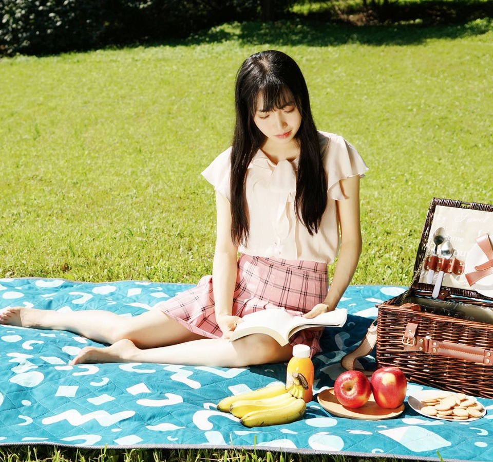 Влагостойкий коврик для пикника Early wind skin-friendly moisture-proof picnic mat HW030202 200х140 девушка на отдыхе