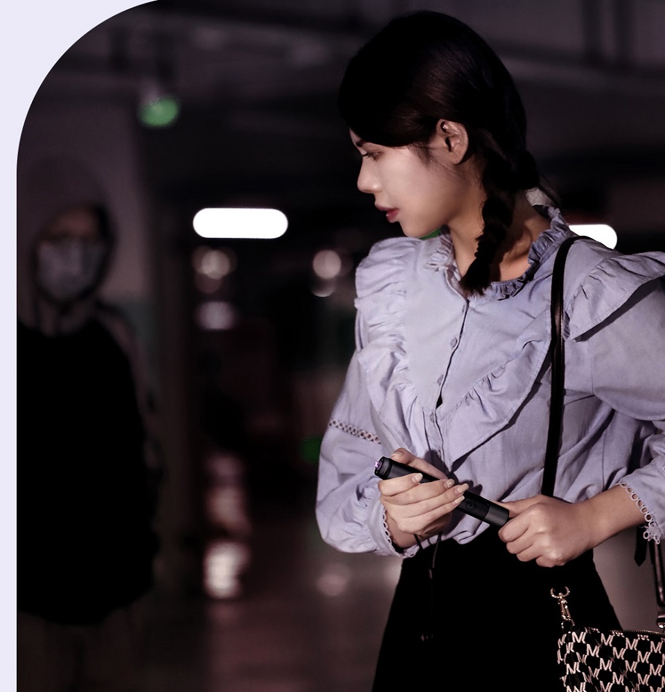 Ліхтарик з електрошокером Xiaomi NexTool Flashlight with electric arc у дівчини в руці