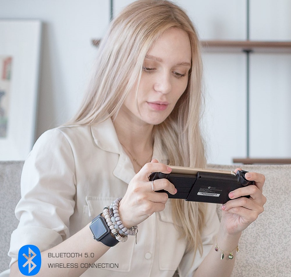 Ігровий джойстик для смартфонів Xiaomi GAMESIR G6 у дівчини в руці