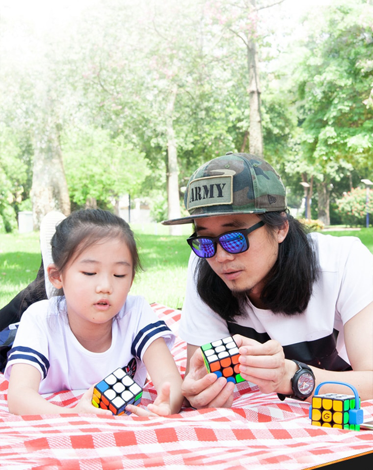Кубик Рубик GiiKER Super Cube i3S ребенок со взрослым собирает кубик
