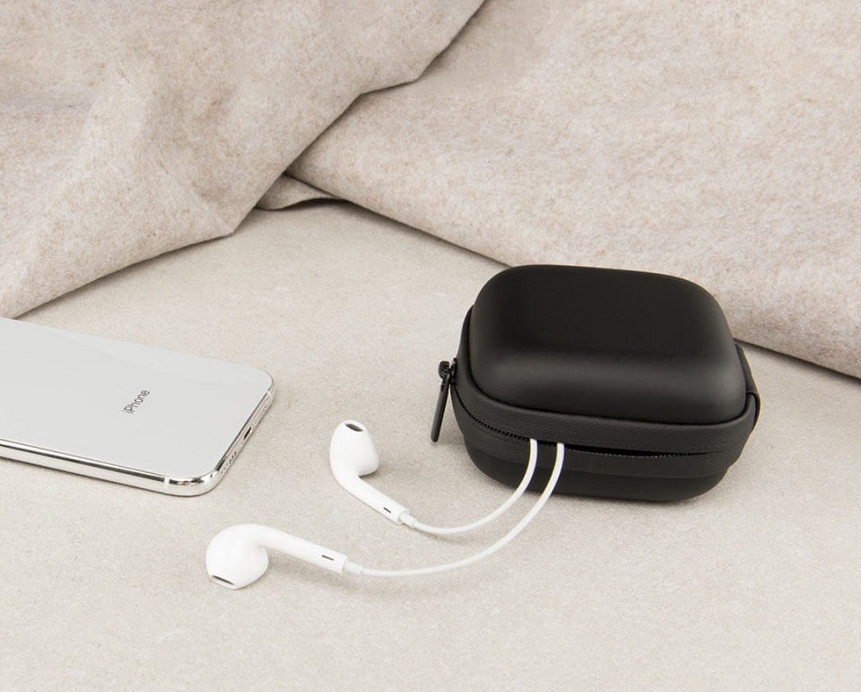 Чохол для навушників Huanxu Technology Earphone Storage Box на ліжку
