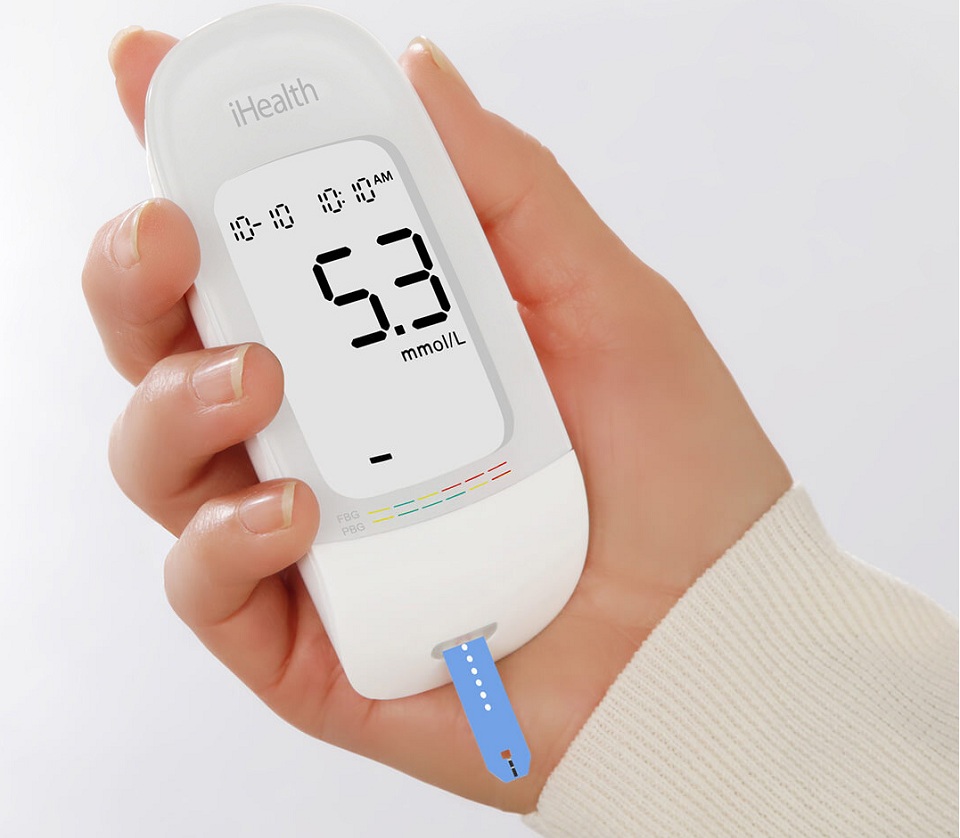 Глюкометр iHealth Blood Glucose Tester Set в руке пользователя