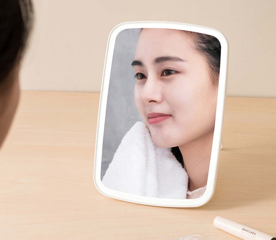 Дзеркало для макіяжу Jordan Judy LED Makeup Mirror (NV026) дівчина в дзеркалі