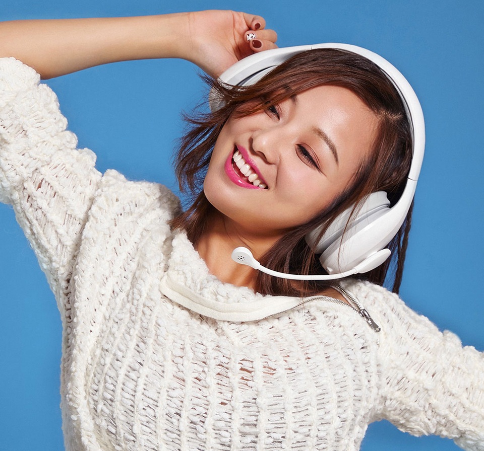 Навушники з мікрофоном провідні Mi Karaoke headset дівчина в навушниках