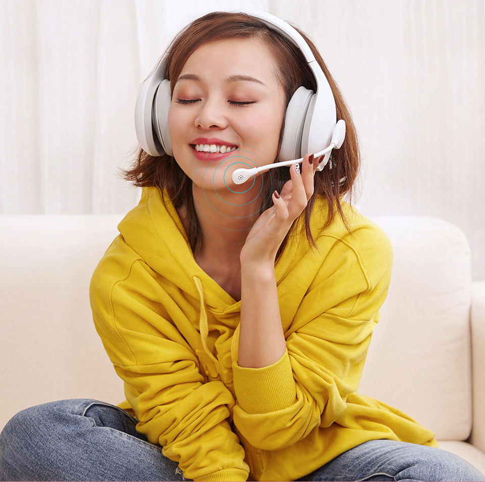 Навушники з мікрофоном провідні Mi Karaoke headset дівчина слухає музику