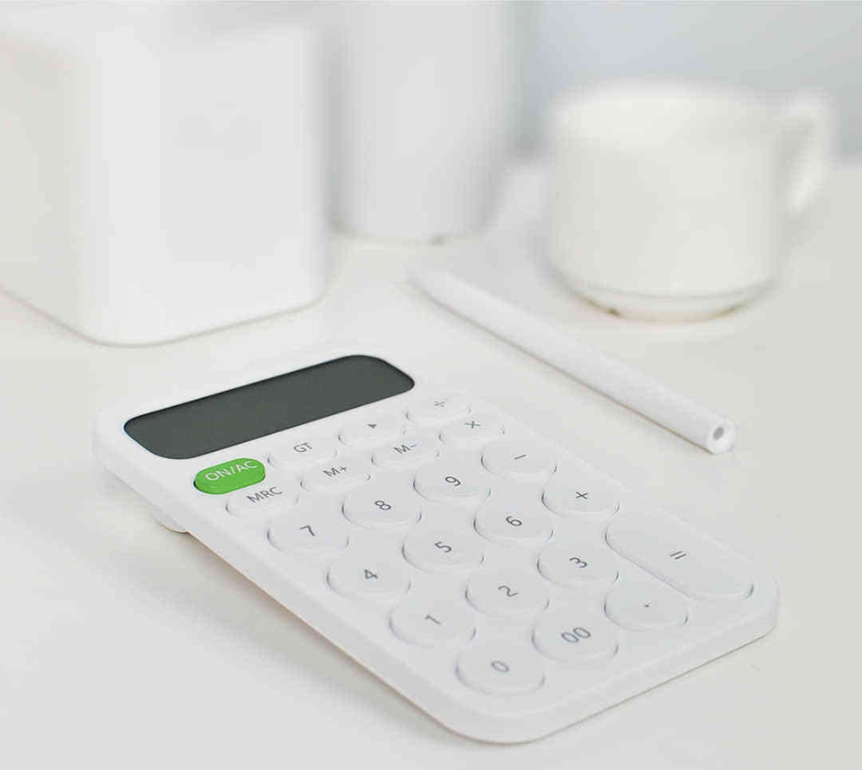 Калькулятор MiiiW Mini MWSC01 White на столі