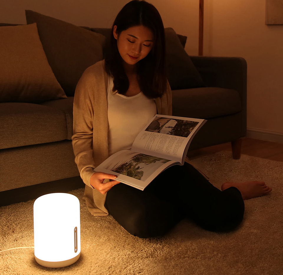 Прикроватная лампа MiJia Bedside Lamp 2 девушка читает