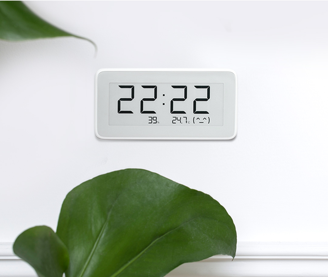 Часы Mijia Temperature And Humidity Electronic Watch LYWSD02MMC на столе