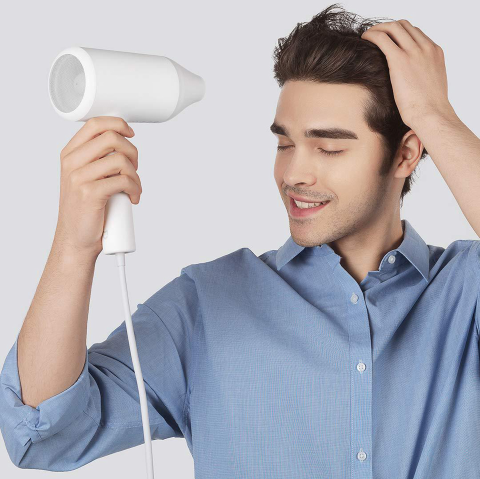 Фен MiJia Water Ion Hair Dryer 1800W White CMJ01LX чоловік сушить волосся