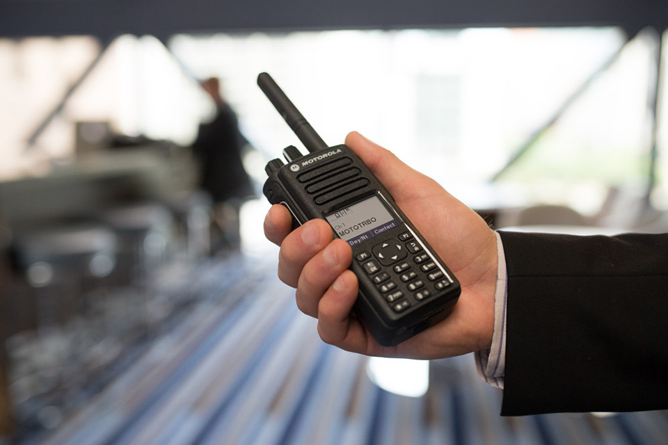 Motorola DP4801e в руке